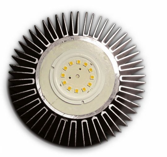 Für die Wärmemessung wurden die AC-Module von euroLighting auf einem Kühlkörper platziert. Die DMXXX-Module sind in unterschiedlichen Größen und Formaten von 3 bis 40 W erhältlich. Für die Wärmemessung wurden die AC-Module von euroLighting auf einem Kühlkörper platziert. Die DMXXX-Module sind in unterschiedlichen Größen und Formaten von 3 bis 40 W erhältlich.