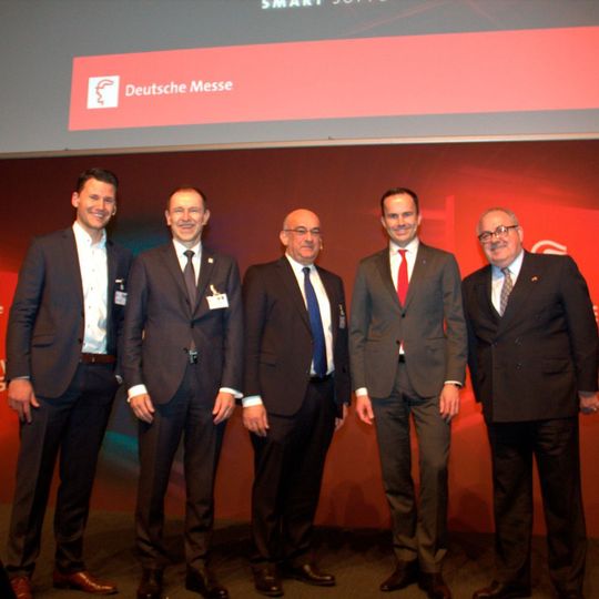 Lukas Zanger, COO und Mitgründer der Magazino GmbH; Dr. Klaus-Dieter Rosenbach, Vorsitzender des VDMA Fachverbands Fördertechnik und Intralogistik und Mitglied des Vorstands der Jungheinrich AG; Dr. Robert Bauer, Vorsitzender des Vorstands der SICK AG; Dr. Jochen Köckler, Vorsitzender des Vorstands der Deutschen Messe AG und S. E. Rogelio Granguillhome, Botschafter der Vereinigten Mexikanischen Staaten (v.l.n.r.) sprachen zum diesjährigen Messekonzept. Lukas Zanger, COO und Mitgründer der Magazino GmbH; Dr. Klaus-Dieter Rosenbach, Vorsitzender des VDMA Fachverbands Fördertechnik und Intralogistik und Mitglied des Vorstands der Jungheinrich AG; Dr. Robert Bauer, Vorsitzender des Vorstands der SICK AG; Dr. Jochen Köckler, Vorsitzender des Vorstands der Deutschen Messe AG und S. E. Rogelio Granguillhome, Botschafter der Vereinigten Mexikanischen Staaten (v.l.n.r.) sprachen zum diesjährigen Messekonzept.