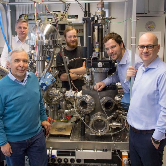 Das Forscherteam an der TU Wien: Yuri Suchorski, Johannes Bernardi, Johannes Zeininger, Martin Datler und Günther Rupprechter (v.l.n.r.). Das Forscherteam an der TU Wien: Yuri Suchorski, Johannes Bernardi, Johannes Zeininger, Martin Datler und Günther Rupprechter (v.l.n.r.).