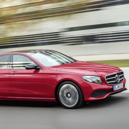 Mercedes stellt 2017 mit der E-Klasse die beliebteste Limousine der Oberen Mittelklasse. Mercedes stellt 2017 mit der E-Klasse die beliebteste Limousine der Oberen Mittelklasse.