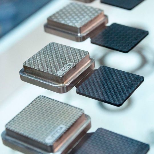 Hochpräzise Oberflächenstrukturierungen von Spritzgussformen, die mit dem neuesten Ultrakurzpuls-Lasersystem des Lasys-Ausstellers Acsys hergestellt sind. Hochpräzise Oberflächenstrukturierungen von Spritzgussformen, die mit dem neuesten Ultrakurzpuls-Lasersystem des Lasys-Ausstellers Acsys hergestellt sind.