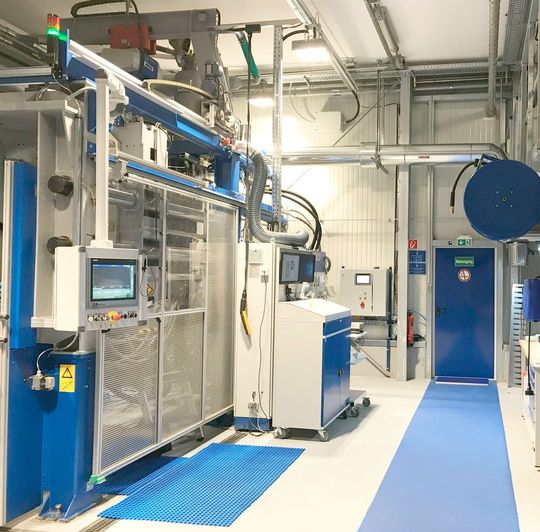 Die im speziell ausgerüsteten Technikum von T. Michel Formenbau installierte Partikelschäumanlage lässt sich bei Bedarf per Thermofoamer-Ausrüstung für das dampfarme Partikelschäumen umrüsten, heißt es. Die im speziell ausgerüsteten Technikum von T. Michel Formenbau installierte Partikelschäumanlage lässt sich bei Bedarf per Thermofoamer-Ausrüstung für das dampfarme Partikelschäumen umrüsten, heißt es.