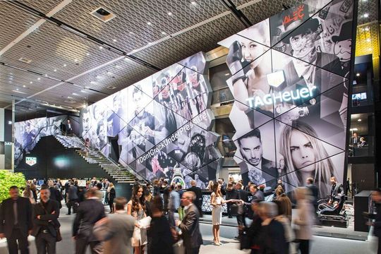 Baselworld 2018 est la première étape d'une nouvelle conception du Salon orientée vers l'avenir. Cette année diverses formes de communication numérique seront proposées aux visiteurs. Baselworld 2018 est la première étape d'une nouvelle conception du Salon orientée vers l'avenir. Cette année diverses formes de communication numérique seront proposées aux visiteurs.