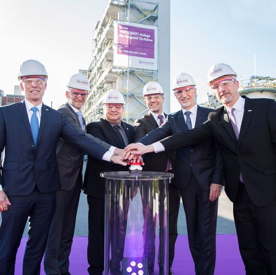 Bei der Eröffnung der Anlage in Marl: Claus Rettig, Geschäftsführer von Evonik Resource Efficiency, Ralf Düssel, Leiter des Geschäftsgebietes High Performance Polymers von Evonik, Werner Arndt, Bürgermeister der Stadt Marl, Jörg Harren, Standortleiter des Chemieparks Marl von Evonik Technology & Infrastructure, Harald Schwager, stellvertretender Vorsitzender des Vorstandes von Evonik Industries, Matthias Kottenhahn, Leiter Strategy & Projects von Evonik Nutrition & Care. Bei der Eröffnung der Anlage in Marl: Claus Rettig, Geschäftsführer von Evonik Resource Efficiency, Ralf Düssel, Leiter des Geschäftsgebietes High Performance Polymers von Evonik, Werner Arndt, Bürgermeister der Stadt Marl, Jörg Harren, Standortleiter des Chemieparks Marl von Evonik Technology & Infrastructure, Harald Schwager, stellvertretender Vorsitzender des Vorstandes von Evonik Industries, Matthias Kottenhahn, Leiter Strategy & Projects von Evonik Nutrition & Care.