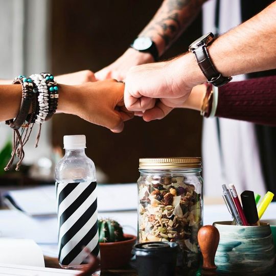 Das Wir-Gefühl wird bei Continuous Delivery dadurch gesteigert, dass jeder für die Qualität mitverantwortlich ist. Das Wir-Gefühl wird bei Continuous Delivery dadurch gesteigert, dass jeder für die Qualität mitverantwortlich ist.