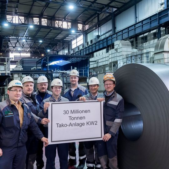 Über die TAKO-Anlage beliefert Thyssenkrupp Steel Europe Kunden mit extrem breiten und dünnen kaltgewalzten Feinblechen. Über die TAKO-Anlage beliefert Thyssenkrupp Steel Europe Kunden mit extrem breiten und dünnen kaltgewalzten Feinblechen.