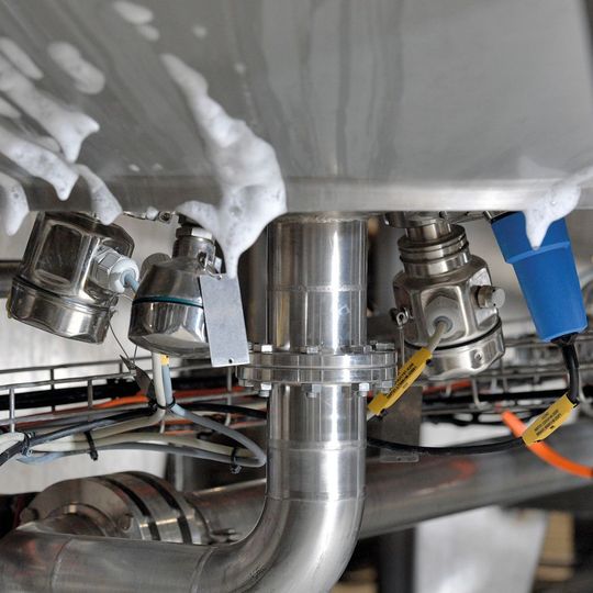 Hygienisch anspruchsvoll: Die Standard-Instrumentierung für Grenz-/Füllstand, Temperatur und Leitfähigkeit an den Tanks muss auch gegen Einflüsse der Außenreinigung beständig sein. Hygienisch anspruchsvoll: Die Standard-Instrumentierung für Grenz-/Füllstand, Temperatur und Leitfähigkeit an den Tanks muss auch gegen Einflüsse der Außenreinigung beständig sein.