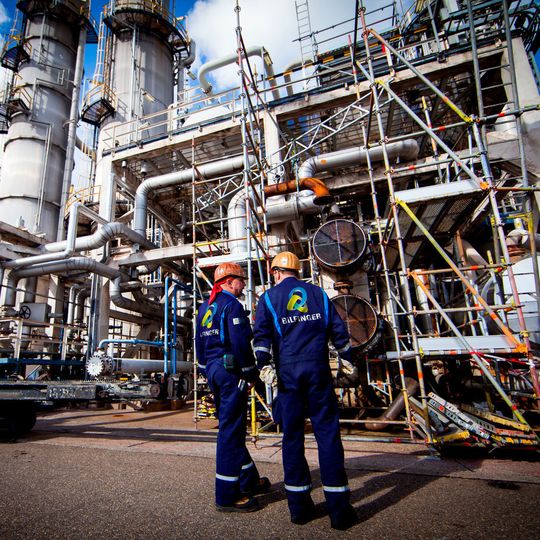 Der Industriedienstleister will mit dem Geschäftsfeld Engineering & Technologies sein Anlagenbau-Profil mit Umwelttechnologien und Effizienz-Engineering schärfen, während das Geschäftsfeld Maintenance, Modification & Operations die „klassischen“ Industriedienstleistungen wie Instandhaltung, Stillstandsmanagement, Revamps und Betrieb von Produktionsanlagen übernimmt. Der Industriedienstleister will mit dem Geschäftsfeld Engineering & Technologies sein Anlagenbau-Profil mit Umwelttechnologien und Effizienz-Engineering schärfen, während das Geschäftsfeld Maintenance, Modification & Operations die „klassischen“ Industriedienstleistungen wie Instandhaltung, Stillstandsmanagement, Revamps und Betrieb von Produktionsanlagen übernimmt.