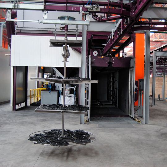 Die neue Strahlanlage bei Atikmetal kann zwei komplette Gehänge parallel mit zwei unterschiedlichen Programmen strahlen. Die neue Strahlanlage bei Atikmetal kann zwei komplette Gehänge parallel mit zwei unterschiedlichen Programmen strahlen.