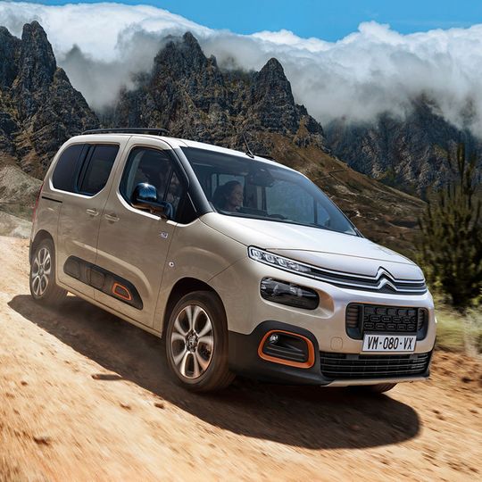 Der neue Berlingo wird sich eine Plattform mit dem Peugeot Partner und erstmals mit dem Opel Combo teilen, die noch dieses Jahr folgen sollen. Der neue Berlingo wird sich eine Plattform mit dem Peugeot Partner und erstmals mit dem Opel Combo teilen, die noch dieses Jahr folgen sollen.