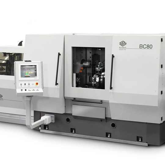 Mit der BC80 zeigt die BLM Group auf der Metav 2018 eine Hochleistungssäge, die aus Rohren und Stangenvollmaterial automatisch ein breites Portfolio verschiedener Werkstücke herstellen kann – auch deren Enden würden zerspant und die produzierten Teile vermessen. Mit der BC80 zeigt die BLM Group auf der Metav 2018 eine Hochleistungssäge, die aus Rohren und Stangenvollmaterial automatisch ein breites Portfolio verschiedener Werkstücke herstellen kann – auch deren Enden würden zerspant und die produzierten Teile vermessen.