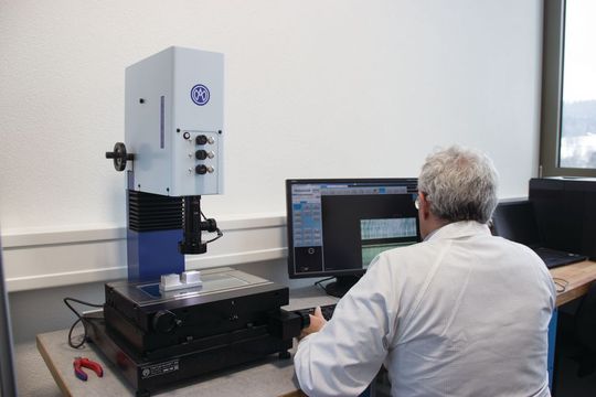 Le bureau technique et R&D est composé de techniciens et d’ingénieurs qui développent quotidiennement, selon les besoins du marché, mais aussi sur mesure, des outils et équipements adéquats. Le bureau technique et R&D est composé de techniciens et d’ingénieurs qui développent quotidiennement, selon les besoins du marché, mais aussi sur mesure, des outils et équipements adéquats.