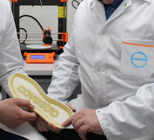 Auf der Simac Tanning Tech Fachmesse vom 20. bis 22. Februar 2018 in Mailand zeigt ATOM Lab, der Forschungs- und Innovationsbereich des Schuhmaschinenherstellers ATOM, erstmals einen vollautomatisierten Prozess für die Schuhproduktion. An seinem Stand in Halle 14 können Besucher 3D-gedruckte Sohlen und Obermaterialien aussuchen und sich daraus individuell Schuhe fertigen lassen. Auf der Simac Tanning Tech Fachmesse vom 20. bis 22. Februar 2018 in Mailand zeigt ATOM Lab, der Forschungs- und Innovationsbereich des Schuhmaschinenherstellers ATOM, erstmals einen vollautomatisierten Prozess für die Schuhproduktion. An seinem Stand in Halle 14 können Besucher 3D-gedruckte Sohlen und Obermaterialien aussuchen und sich daraus individuell Schuhe fertigen lassen.