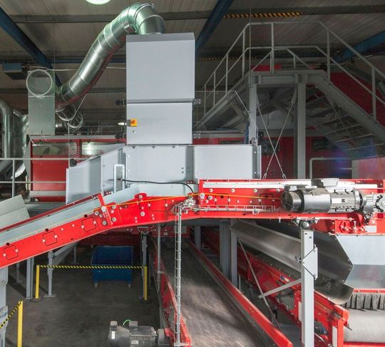 Der Aufbau einer Anlage des Typs Westeria Airlift-System für die Trennung von Leichtstoffen bei Kompost und PET-Flaschen im Technikum des Herstellers. Der Aufbau einer Anlage des Typs Westeria Airlift-System für die Trennung von Leichtstoffen bei Kompost und PET-Flaschen im Technikum des Herstellers.