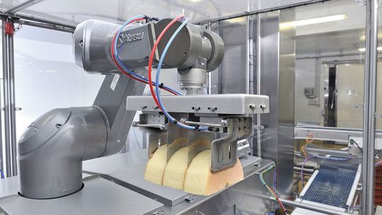 Découpe et maniement de meules de fromage avec un robot Stäubli. Découpe et maniement de meules de fromage avec un robot Stäubli.