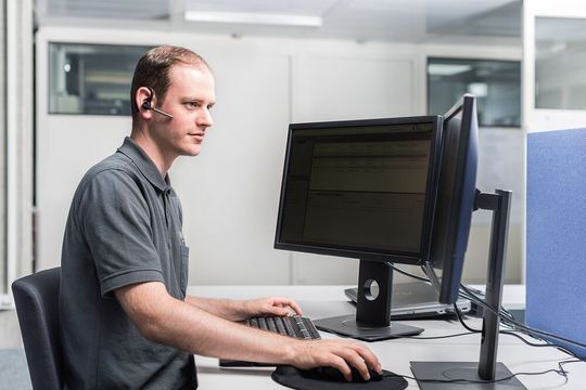 Hautement efficace : le package de services à distance United Grinding Remote Service permet d'accéder rapidement à l'assistance spécialisée et personnalisée fournie par les experts du service technique - pour une efficacité et une sécurité maximales. Hautement efficace : le package de services à distance United Grinding Remote Service permet d'accéder rapidement à l'assistance spécialisée et personnalisée fournie par les experts du service technique - pour une efficacité et une sécurité maximales.