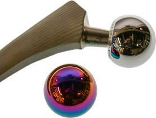 Hüftgelenkendoprothese mit superharter amorpher Kohlenstoffschicht (ta-C), hergestellt mittels Laserpulsabscheidung am Laserinstitut Hochschule Mittweida. Hüftgelenkendoprothese mit superharter amorpher Kohlenstoffschicht (ta-C), hergestellt mittels Laserpulsabscheidung am Laserinstitut Hochschule Mittweida.