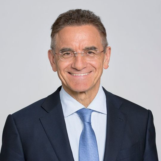 Yves Serra, CEO von GF, erklärt: "Die Akquisition von Precicast entspricht der Strategie der Division, ihre Präsenz in vielversprechenden Industriesektoren wie etwa der Luftfahrt zu verstärken. Yves Serra, CEO von GF, erklärt: "Die Akquisition von Precicast entspricht der Strategie der Division, ihre Präsenz in vielversprechenden Industriesektoren wie etwa der Luftfahrt zu verstärken.