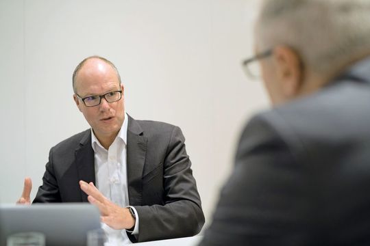 Dr. Jürgen Brandes, CEO der Siemens Division Process Industrie and Drives, auf die Frage, ob menschenleere Anlagen jemals Realität werden: „Menschenleere Anlagen sind für uns per se kein Kundennutzen. Kundennutzen sind Anlageneffizienz, Anlagenverfügbarkeit und Anlagenflexibilität.“ Dr. Jürgen Brandes, CEO der Siemens Division Process Industrie and Drives, auf die Frage, ob menschenleere Anlagen jemals Realität werden: „Menschenleere Anlagen sind für uns per se kein Kundennutzen. Kundennutzen sind Anlageneffizienz, Anlagenverfügbarkeit und Anlagenflexibilität.“