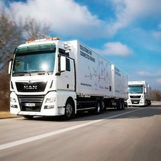 Im Rahmen der Forschungs-Kooperation zwischen DB Schenker, MAN Truck & Bus und der Hochschule Fresenius werden vernetzte Lkw-Kolonnen über mehrere Monate im realen Logistikeinsatz auf der A9 zwischen München und Nürnberg getestet. Im Rahmen der Forschungs-Kooperation zwischen DB Schenker, MAN Truck & Bus und der Hochschule Fresenius werden vernetzte Lkw-Kolonnen über mehrere Monate im realen Logistikeinsatz auf der A9 zwischen München und Nürnberg getestet.
