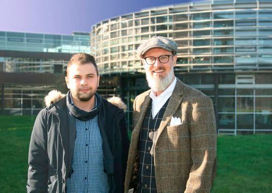 Rodi Haji Ali (li.) hat für sein Studium der Medizintechnik am Rhein-Ahr-Campus in Remagen große Unterstützung von Dr. Laurent Borgmann erhalten, dem Leiter Sprachen/Internationales am Rhein-Ahr-Campus (re.). Rodi Haji Ali (li.) hat für sein Studium der Medizintechnik am Rhein-Ahr-Campus in Remagen große Unterstützung von Dr. Laurent Borgmann erhalten, dem Leiter Sprachen/Internationales am Rhein-Ahr-Campus (re.).