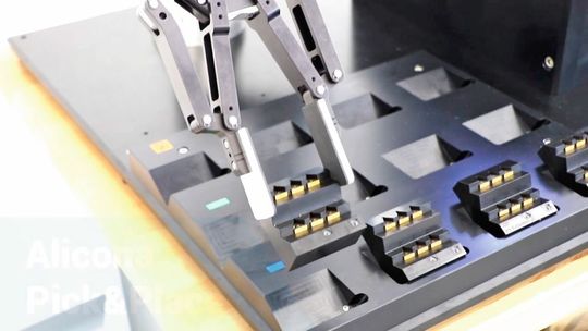 Les Cobots Alicona associent des robots collaboratifs et des capteurs de mesure 3D optiques robustes qui permettent la réalisation de mesures répétables et raccordées de haute résolution. Les Cobots Alicona associent des robots collaboratifs et des capteurs de mesure 3D optiques robustes qui permettent la réalisation de mesures répétables et raccordées de haute résolution.
