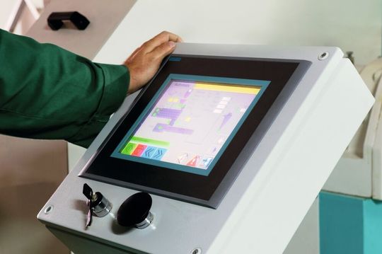 Zuverlässige Human Machine Interfaces (HMI): diese lassen sich auch im industriellem Umfeld in einem Look-and-Feel gewohnter Bedienkonzepte umsetzen. Zuverlässige Human Machine Interfaces (HMI): diese lassen sich auch im industriellem Umfeld in einem Look-and-Feel gewohnter Bedienkonzepte umsetzen.