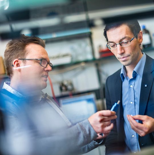 Tobias Vöpel (links) und Nicolas Plumeré werden vom European Research Council mit einem Proof of Concept Grant gefördert, um den Nitratsensor marktreif zu machen. Tobias Vöpel (links) und Nicolas Plumeré werden vom European Research Council mit einem Proof of Concept Grant gefördert, um den Nitratsensor marktreif zu machen.
