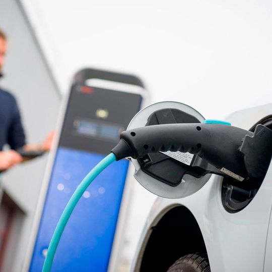 Bosch präsentierte neben der Ankündigung der Geschäftsbereich-Neugründung auch eine Weltneuheit namens „system!e“. Der neue Service soll Elektromobilität und insbesondere das Laden alltagstauglicher machen. Bosch präsentierte neben der Ankündigung der Geschäftsbereich-Neugründung auch eine Weltneuheit namens „system!e“. Der neue Service soll Elektromobilität und insbesondere das Laden alltagstauglicher machen.
