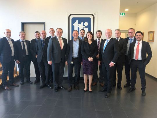 Durch Synergien europaweit zum Erfolg: TTI und APEM/IDEC kombinieren ihre spezifischen Distributions- bzw. Entwicklungs- und Produktionskompetenzen im Rahmen einer Franchise-Kooperation. Erklärtes Ziel ist eine Steigerung der Marktanteile auf dem Gebiet der HMI-Panel-Komponenten. Durch Synergien europaweit zum Erfolg: TTI und APEM/IDEC kombinieren ihre spezifischen Distributions- bzw. Entwicklungs- und Produktionskompetenzen im Rahmen einer Franchise-Kooperation. Erklärtes Ziel ist eine Steigerung der Marktanteile auf dem Gebiet der HMI-Panel-Komponenten.