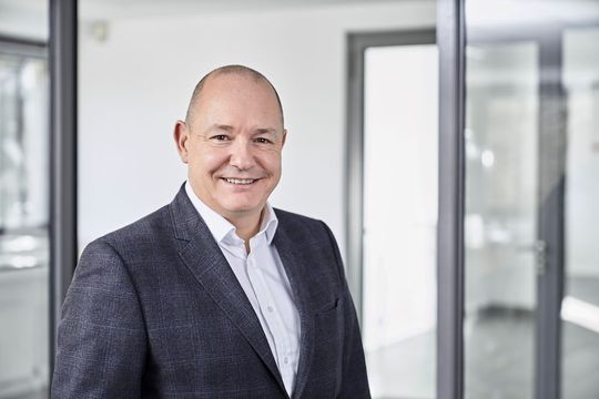 "Wir sehen Embedded Vision in den meisten Autos mit Spurhaltesystemen. Jedes neue Tesla-Modell hat acht Kameras und einen eingebetteten Prozessor mit dem Ziel, voll automatisiertes Fahren zu ermöglichen. In 10 Jahren wird die Fahrzeugindustrie wahrscheinlich der größte Anwender von Embedded Vision sein", meint Mark Williamson, Director - Corporate Market Development der Stemmer Imaging Ltd.