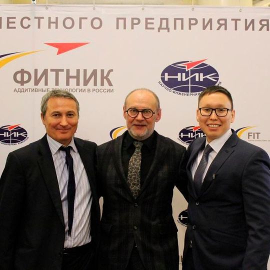 Carl Fruth mit dem russischen Fitnik-Team: Viktor Rekimchuk, Sales Manager Russland (links), und Stanislav Mironov, Verbindungsingenieur FIT/Fitnik Carl Fruth mit dem russischen Fitnik-Team: Viktor Rekimchuk, Sales Manager Russland (links), und Stanislav Mironov, Verbindungsingenieur FIT/Fitnik