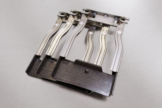Beim HPCI-Verfahren wird laserstrukturiertes Metall mit thermoplastischen Bauteilen verpresst und lokal erwärmt. Dadurch schmilzt der Thermoplast, dringt in die Strukturen ein und haftet an der Oberfläche. Beim HPCI-Verfahren wird laserstrukturiertes Metall mit thermoplastischen Bauteilen verpresst und lokal erwärmt. Dadurch schmilzt der Thermoplast, dringt in die Strukturen ein und haftet an der Oberfläche.
