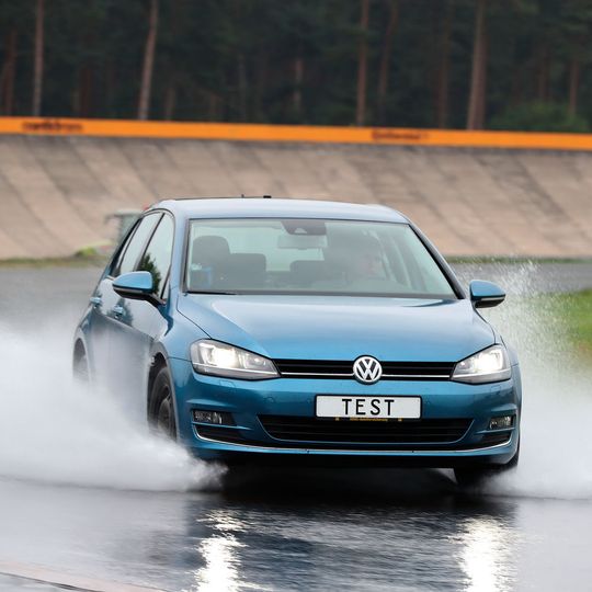 Beim Nassbremsen machten die ADAC-Tester große Unterschiede aus. Beim Nassbremsen machten die ADAC-Tester große Unterschiede aus.