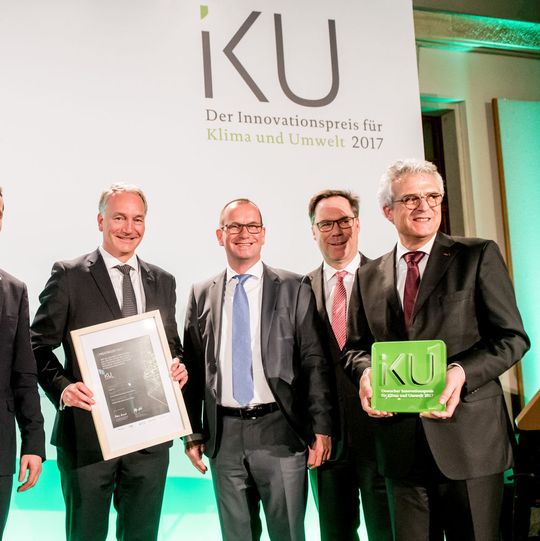 Luis López-Rémon (1.v.r.) und Dietrich Tegtmeyer (1.v.l.) vom Lanxess-Geschäftsbereich Leder nahmen gemeinsam mit den Projektpartnern von Heller-Leder und Invite den Deutschen Innovationspreis für Klima und Umwelt für ihr Projekt „Ressourceneffiziente Herstellung von Lederchemikalien“ entgegen. Luis López-Rémon (1.v.r.) und Dietrich Tegtmeyer (1.v.l.) vom Lanxess-Geschäftsbereich Leder nahmen gemeinsam mit den Projektpartnern von Heller-Leder und Invite den Deutschen Innovationspreis für Klima und Umwelt für ihr Projekt „Ressourceneffiziente Herstellung von Lederchemikalien“ entgegen.