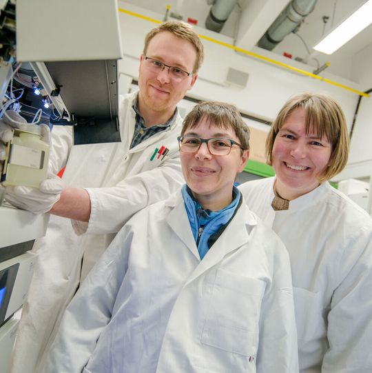 Christoph Senges, Privatdozentin Dr. Minou Nowrousian und Prof. Dr. Julia Bandow (von links) im Labor an der Ruhr-Universität Christoph Senges, Privatdozentin Dr. Minou Nowrousian und Prof. Dr. Julia Bandow (von links) im Labor an der Ruhr-Universität