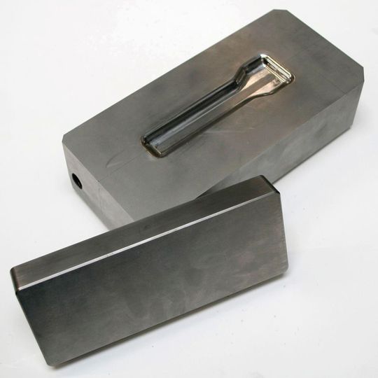 Diamond-Like-Carbon-Schichten (DLC-Schichten) sollen das Schmiedegesenk vor Verschleiß schützen. Diamond-Like-Carbon-Schichten (DLC-Schichten) sollen das Schmiedegesenk vor Verschleiß schützen.