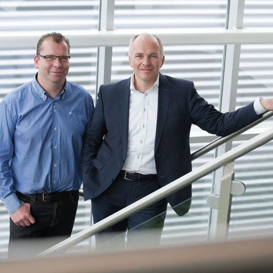 Vor 25 Jahren haben Peter Rutgers (l.) und Denis Schipper Demcon gegründet. Seitdem ist das Unternehmen dynamisch gewachsen. Nun kommt die Systec Industrial Systems GmbH hinzu, die von Denis Schipper als CEO geleitet wird. Vor 25 Jahren haben Peter Rutgers (l.) und Denis Schipper Demcon gegründet. Seitdem ist das Unternehmen dynamisch gewachsen. Nun kommt die Systec Industrial Systems GmbH hinzu, die von Denis Schipper als CEO geleitet wird.