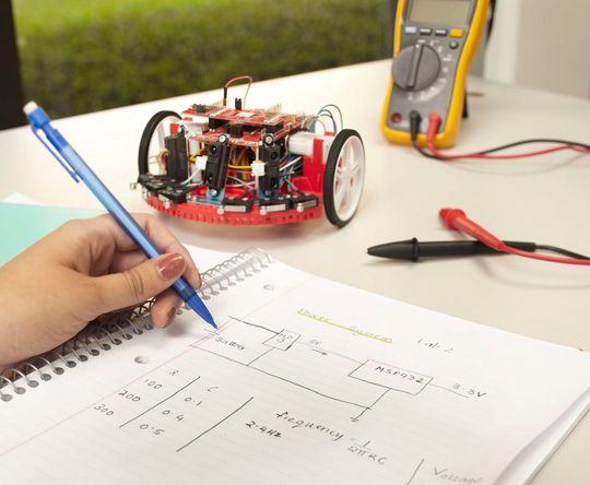 Ingenieurstudenten können mit dem Robotik-Kit eigene Robotersysteme bauen und gegeneinander antreten lassen. Ingenieurstudenten können mit dem Robotik-Kit eigene Robotersysteme bauen und gegeneinander antreten lassen.