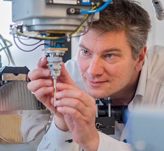 Prof. Franz Pfeiffer montiert eine Probe am Nano-CT-Gerät. Er ist Professor für Biomedizinische Physik und Direktor der Munich School of BioEngineering, an der Färbemethode und Nano-CT entwickelt wurden. Prof. Franz Pfeiffer montiert eine Probe am Nano-CT-Gerät. Er ist Professor für Biomedizinische Physik und Direktor der Munich School of BioEngineering, an der Färbemethode und Nano-CT entwickelt wurden.