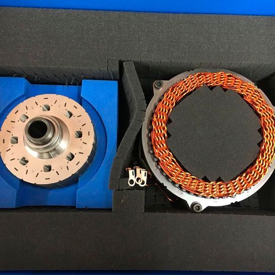 Der von Toyota entwickelte Magnet für den Einsatz in der Elektromobilität, kommt mit weniger Seltenen Erden aus. Der von Toyota entwickelte Magnet für den Einsatz in der Elektromobilität, kommt mit weniger Seltenen Erden aus.
