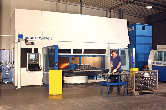 Auf fünf modernen Lasertechnik-Anlagen schneidet und schweißt Rübsamen in seinem Lasertechnik-Kompetenzzentrum Stahlbleche mit Wanddicken von bis zu 6,0 mm. Auf fünf modernen Lasertechnik-Anlagen schneidet und schweißt Rübsamen in seinem Lasertechnik-Kompetenzzentrum Stahlbleche mit Wanddicken von bis zu 6,0 mm.