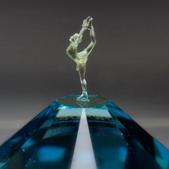 Die nur drei Millimeter große Eistänzerin wurde auf die Spitze eines Kristalls gedruckt. Die nur drei Millimeter große Eistänzerin wurde auf die Spitze eines Kristalls gedruckt.