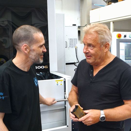 Kevin Marklew (Right) discusses the next job for the Excetek V400G. Kevin Marklew (Right) discusses the next job for the Excetek V400G.