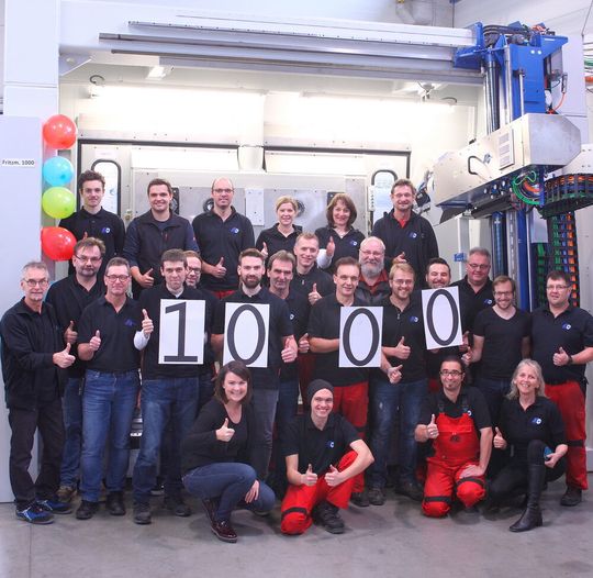 Vor der Auslieferung bei HG Grimme in Wiedergeltlingen: Die stolze Belegschaft präsentiert sich mit der 1000sten gebauten Fräsanlage, die ihren Dienst bei Fritzmeier Composite in Bruckmühl angetreten hat, wie es heißt. Die Maschine wird dort CFK- und GFK- sowie LFI-Bauteilen in Form bringen. Vor der Auslieferung bei HG Grimme in Wiedergeltlingen: Die stolze Belegschaft präsentiert sich mit der 1000sten gebauten Fräsanlage, die ihren Dienst bei Fritzmeier Composite in Bruckmühl angetreten hat, wie es heißt. Die Maschine wird dort CFK- und GFK- sowie LFI-Bauteilen in Form bringen.