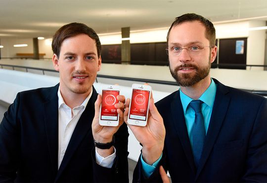 Tim Schäck (links) und Michael Muma forschen an Algorithmen zur Erkennung von Vorhofflimmern mittels Smartphones. Tim Schäck (links) und Michael Muma forschen an Algorithmen zur Erkennung von Vorhofflimmern mittels Smartphones.