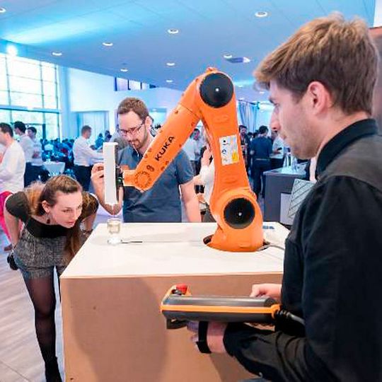 Im Fokus der Messe stehen die neuesten Entwicklungen des Rapid Prototyping und des Additive Manufacturing sowie die Überführung der Technologie in die Serienproduktion. Im Fokus der Messe stehen die neuesten Entwicklungen des Rapid Prototyping und des Additive Manufacturing sowie die Überführung der Technologie in die Serienproduktion.