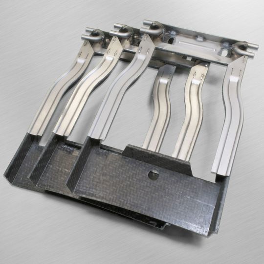 Beim HPCI-Verfahren wird laserstrukturiertes Metall mit thermoplastischen Bauteilen verpresst und lokal erwärmt. Dadurch schmilzt der Thermoplast, dringt in die Strukturen ein und haftet an der Oberfläche. Beim HPCI-Verfahren wird laserstrukturiertes Metall mit thermoplastischen Bauteilen verpresst und lokal erwärmt. Dadurch schmilzt der Thermoplast, dringt in die Strukturen ein und haftet an der Oberfläche.