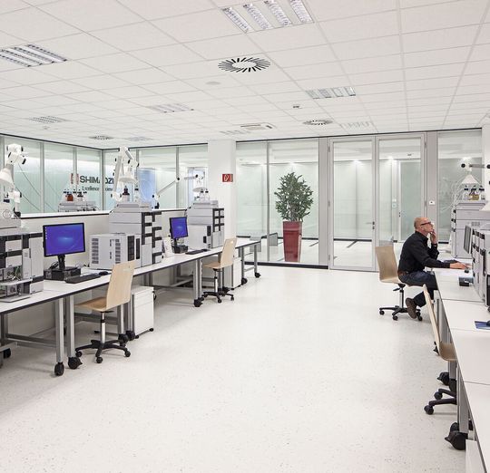 Abb.1: In der 2013 eröffneten Shimadzu-Laborwelt sind zahlreiche Chromatographie-Demosysteme installiert. Abb.1: In der 2013 eröffneten Shimadzu-Laborwelt sind zahlreiche Chromatographie-Demosysteme installiert.