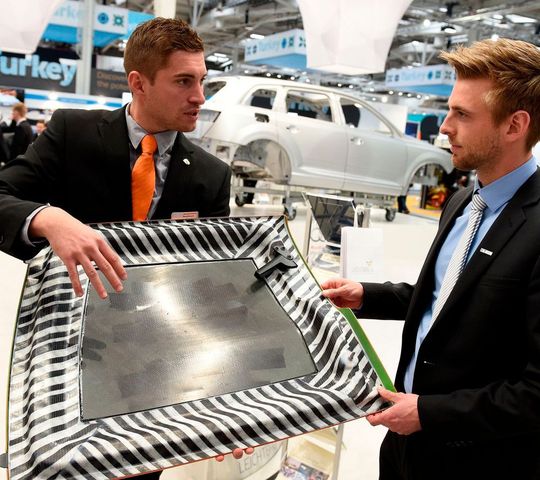Die Leitmesse Industrial Supply im Rahmen der Hannover-Messe 2018 ist die Internationale Informationsquelle für innovative Zulieferlösungen und Leichtbau. Hier ein Besucher im Gespräch mit einem Experten der Leichtbau BW GmbH. Dieses Jahr finden sich die Leichtbau-Koryphäen in der Halle 5, wie es heißt. Die Leitmesse Industrial Supply im Rahmen der Hannover-Messe 2018 ist die Internationale Informationsquelle für innovative Zulieferlösungen und Leichtbau. Hier ein Besucher im Gespräch mit einem Experten der Leichtbau BW GmbH. Dieses Jahr finden sich die Leichtbau-Koryphäen in der Halle 5, wie es heißt.